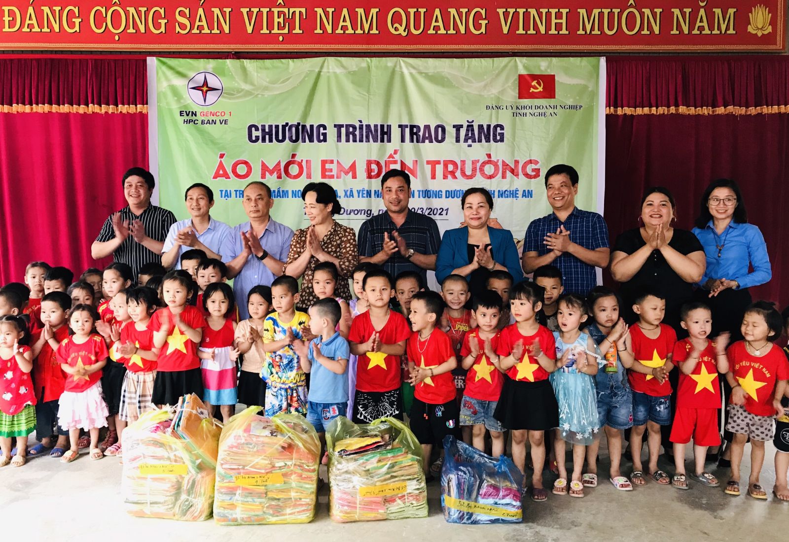 Thủy điện Bản Vẽ phối hợp với Đảng ủy khối doanh nghiệp tỉnh Nghệ An tổ chức chương trình ''Trao tặng kinh phí làm đường nội bộ và áo mới đến trường''